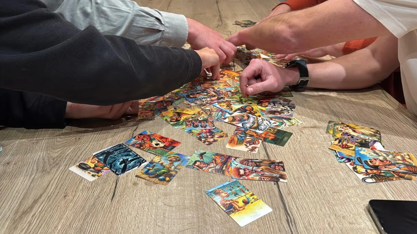 Una partida de Españoleando: cartas repartidas sobre la mesa